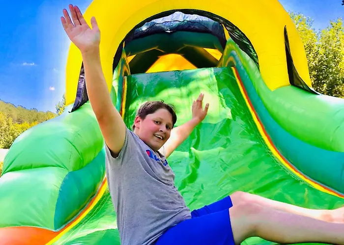 مكان تخييم La Ferme De Perdigat 4*